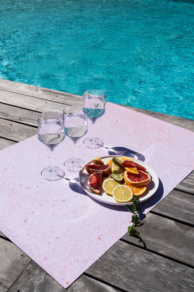 verres à vin transparent incassable au bord de la piscine, salade de fruit