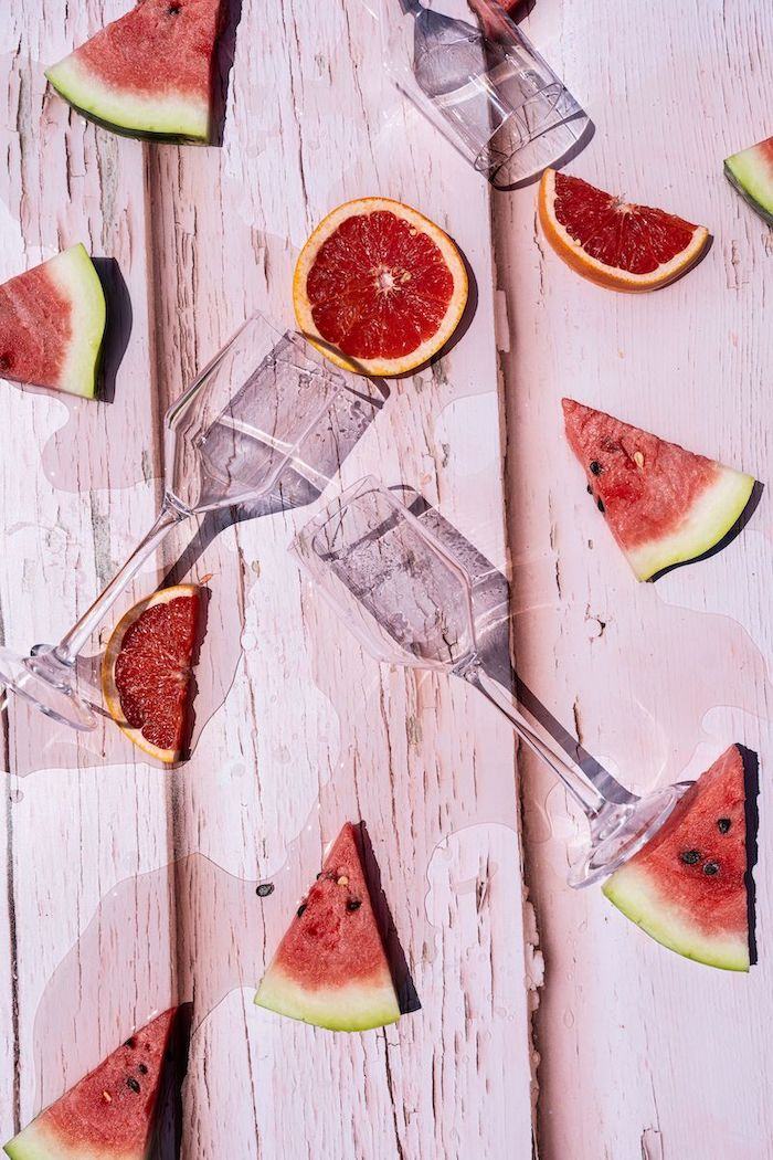 flûtes royales transparentes, incassable sur fond rose avec pastèques