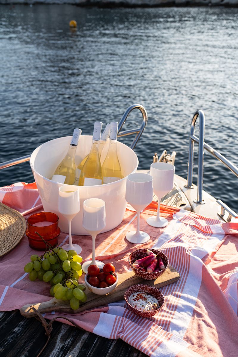 Grand seau à champagne blanc idéal pour un apéritif dinatoire sur un bateau, au bord de l'eau