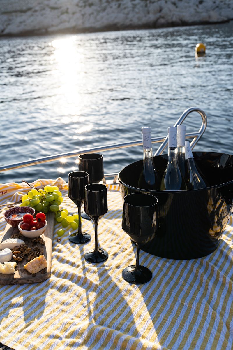 Grand Seau à Champagne Noir avec verres Vino et flûte royale. Apéritif dinatoire sur un bateau
