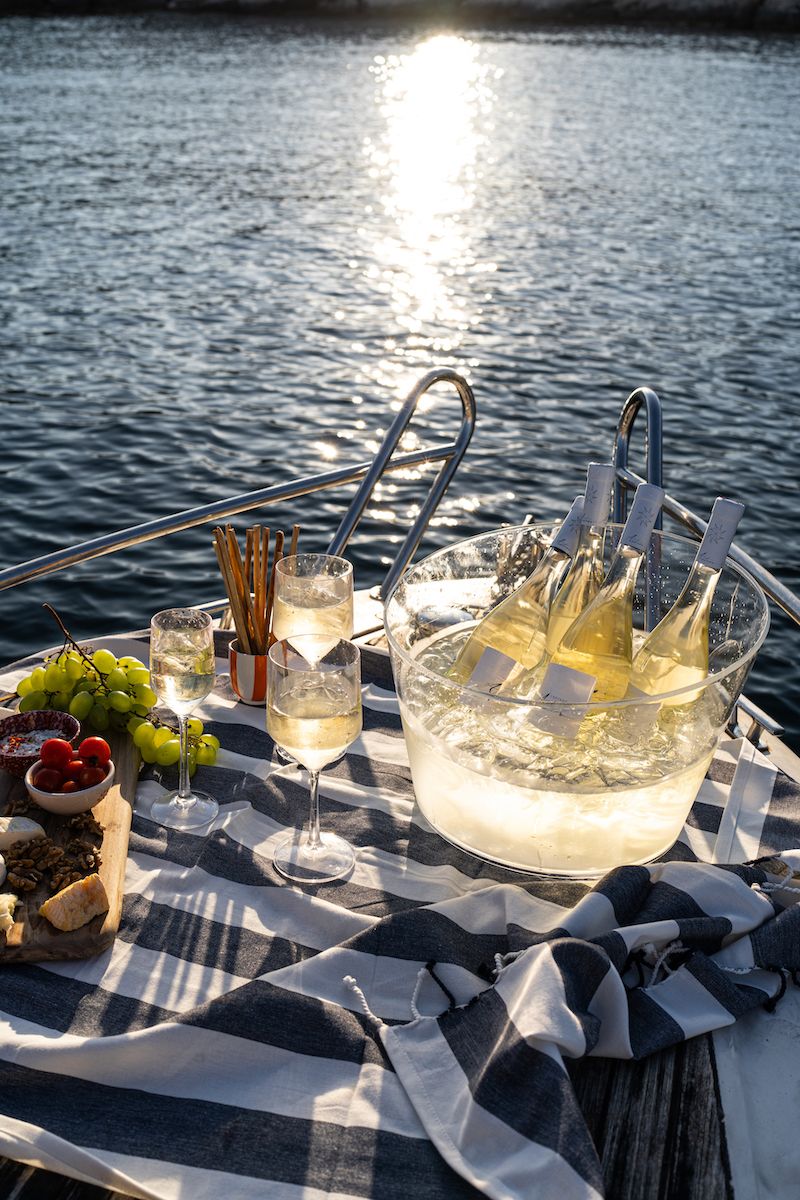 Grand Seau à champagne transparent, verres Vino et flûtes royales. Apéritif dinatoire en bateau