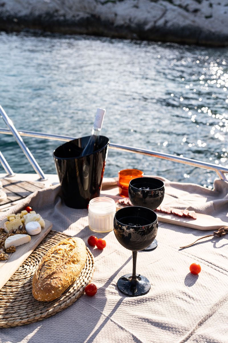 Petit Seau à champagne Noir dans le cadre d'une pique-nique en bateau