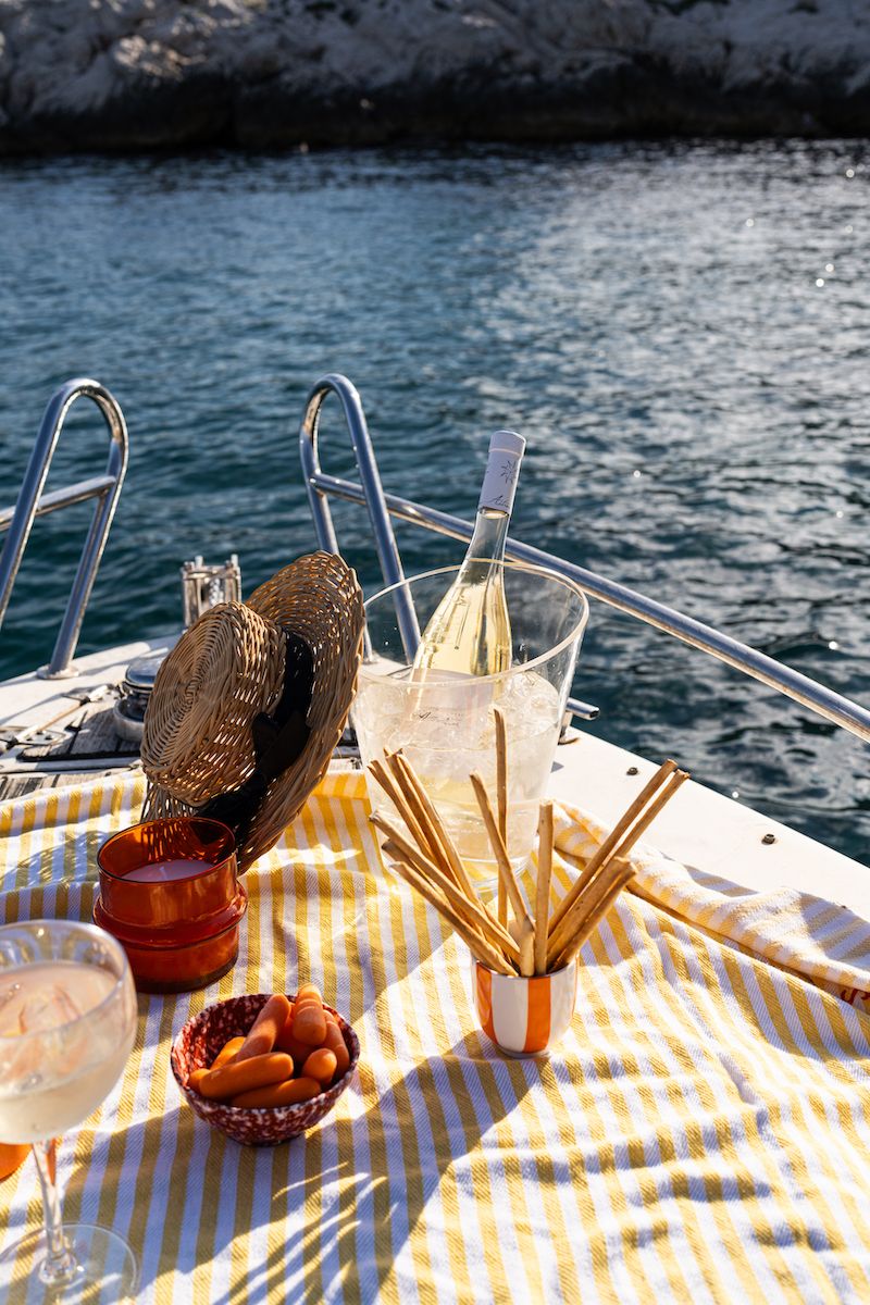 Petit Seau à champagne transparent dans le cadre d'une sortie bateau, d'un apéritif dinatoire