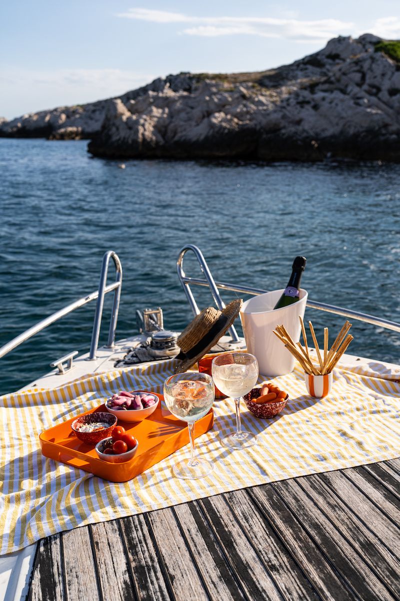 Seau à champagne élégants et design sur un bateau, verres ballons incassables transparents