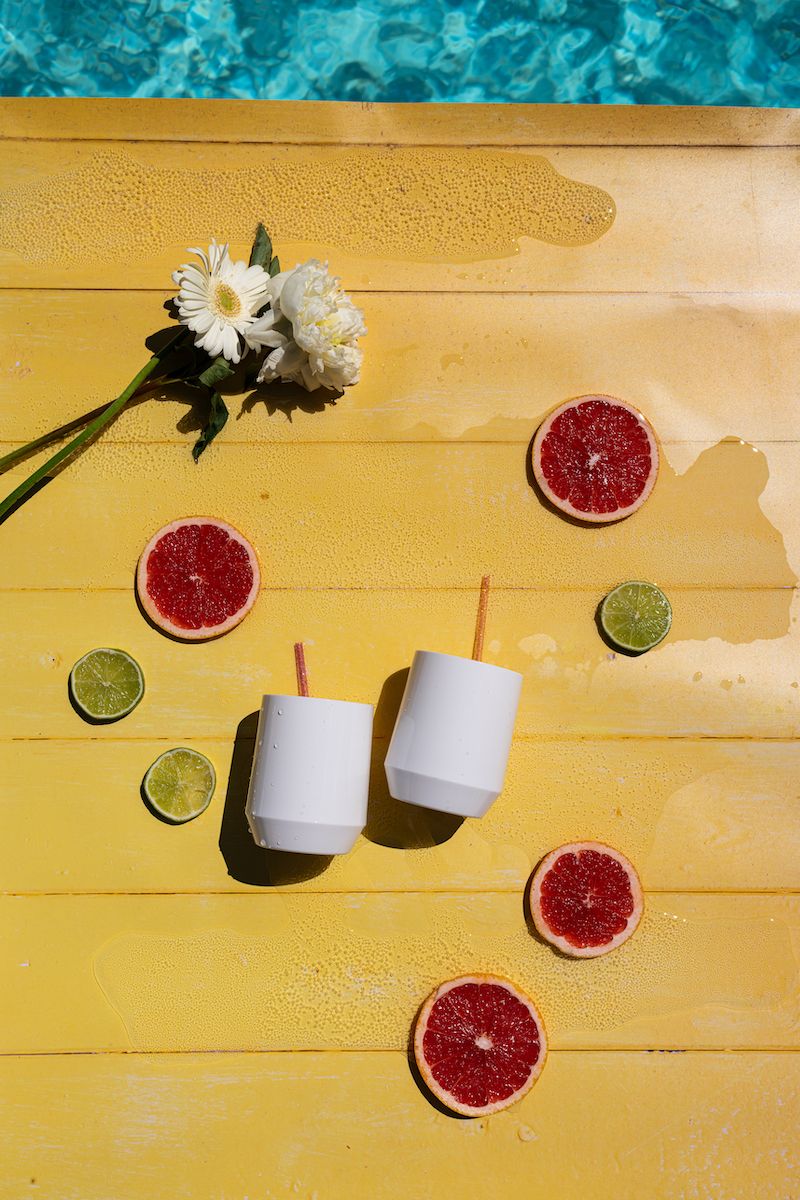 verre à eau blanc et incassables pour une utilisation au bord de la piscine